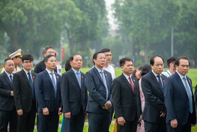 Lãnh đạo Đảng, Nhà nước cùng các đại biểu Quốc hội vào Lăng viếng Chủ tịch Hồ Chí Minh- Ảnh 4.