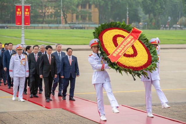 Lãnh đạo Đảng, Nhà nước cùng các đại biểu Quốc hội vào Lăng viếng Chủ tịch Hồ Chí Minh- Ảnh 1.
