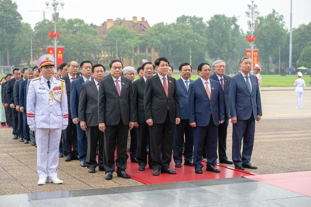 Lãnh đạo Đảng, Nhà nước cùng các đại biểu Quốc hội vào Lăng viếng Chủ tịch Hồ Chí Minh- Ảnh 3.