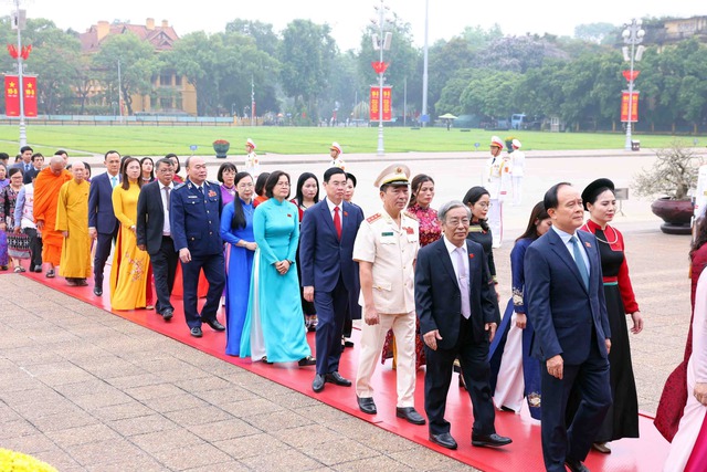 Lãnh đạo Đảng, Nhà nước cùng các đại biểu Quốc hội vào Lăng viếng Chủ tịch Hồ Chí Minh- Ảnh 7.