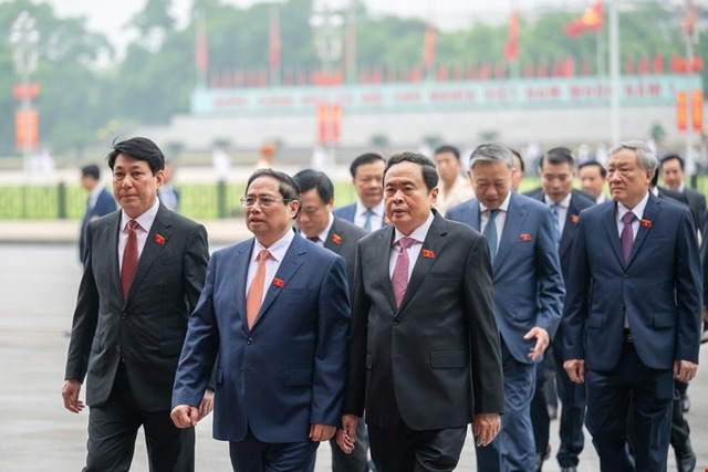 Lãnh đạo Đảng, Nhà nước cùng các đại biểu Quốc hội vào Lăng viếng Chủ tịch Hồ Chí Minh- Ảnh 5.