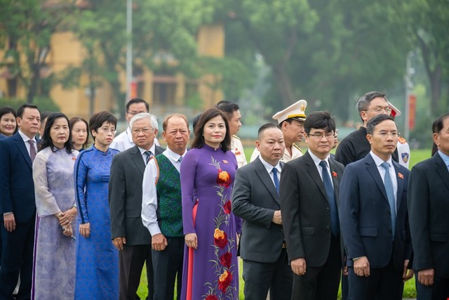 Lãnh đạo Đảng, Nhà nước cùng các đại biểu Quốc hội vào Lăng viếng Chủ tịch Hồ Chí Minh- Ảnh 6.