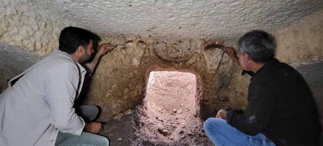 Bí ẩn cổ mộ 2.000 năm bên đường, có đôi "bò thần" trấn giữ- Ảnh 1.