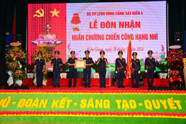 Bộ Tư lệnh Vùng Cảnh sát biển 4 nhận Huân chương Chiến công- Ảnh 2.