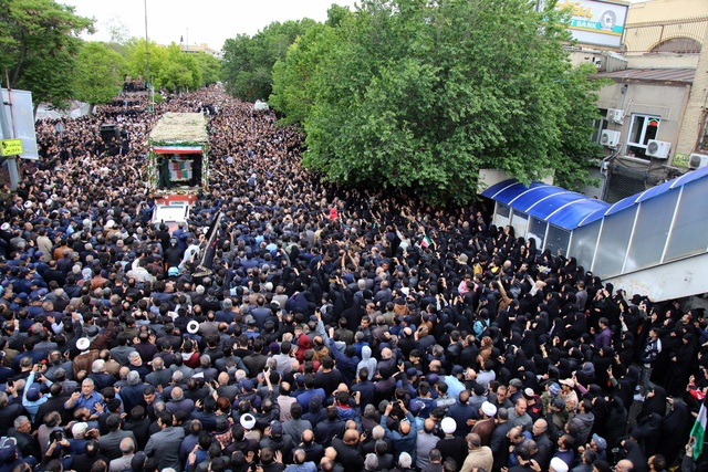 Người dân đưa tiễn cố Tổng thống Ebrahim Raisi tại TP Tabriz - Iran hôm 21-5. Ảnh: REUTERS