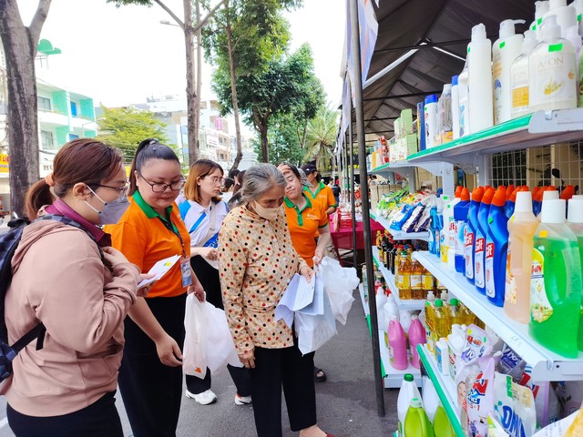 Người lao động mua sắm tại chương trình “Cảm ơn người lao động” do LĐLĐ quận 6, TP HCM tổ chức Ảnh: THANH NGA