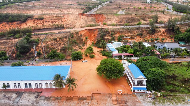 Lũ cát, bùn đỏ vùi lấp đường du lịch Mũi Né, nhiều nhà dân, xe cộ- Ảnh 1.