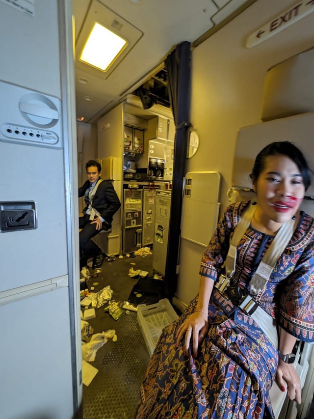 Hình ảnh đáng sợ trong khoang máy bay Singapore gặp nạn- Ảnh 4.