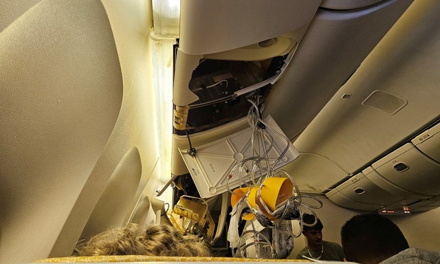 Hình ảnh đáng sợ trong khoang máy bay Singapore gặp nạn- Ảnh 6.