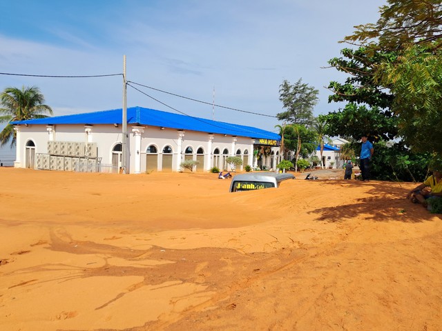 Hiện trường nơi lũ cát chia cắt đường du lịch Mũi Né- Ảnh 2.