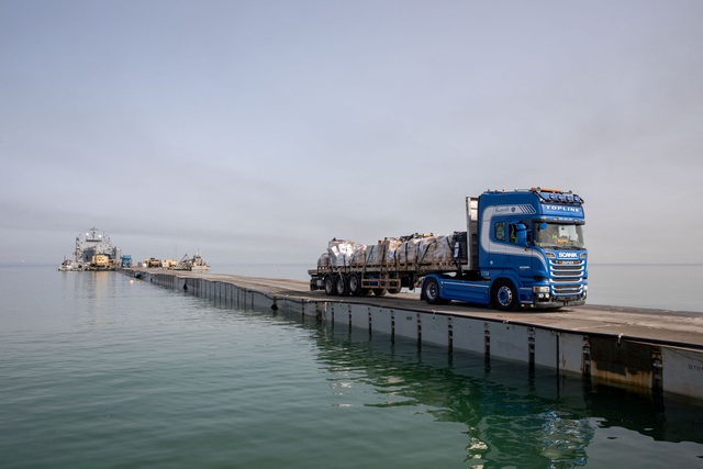 Một xe tải chở hàng cứu trợ đi qua cầu tàu ngoài khơi Dải Gaza ngày 19-5Ảnh: Reuters
