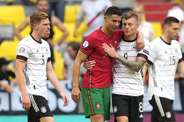 Toni Kroos (8) và Cristiano Ronaldo - hai tên tuổi huyền thoại sẽ có mặt tại EURO 2024 Ảnh: REUTERS