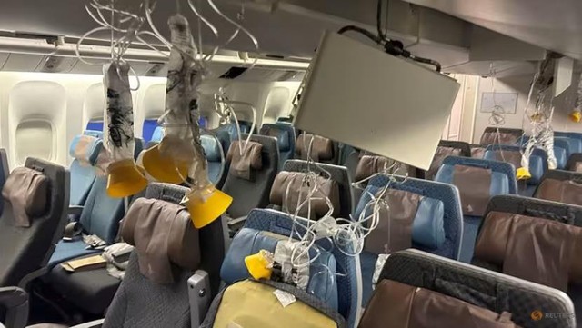 Nghi gặp nhiễu động hiếm, hành khách bị hất thẳng lên trần máy bay Singapore- Ảnh 2.