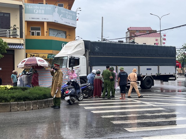 Tai nạn giao thông thương tâm ở Đồng Hới - Ảnh 1.