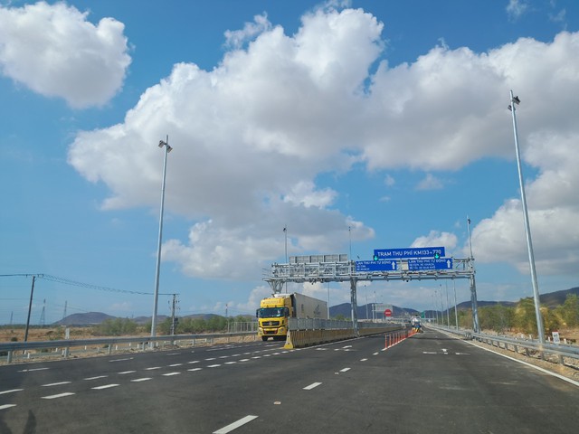 Tuyến cao tốc Cam Lâm - Vĩnh Hảo chính thức thu phí từ 28-5- Ảnh 1.