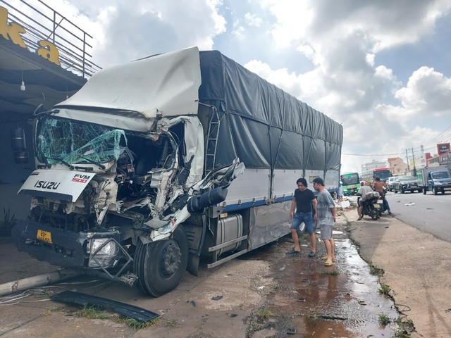 CLIP: Xe tải gây tai nạn liên hoàn ở Đồng Nai, 2 người thương vong - Ảnh 3.