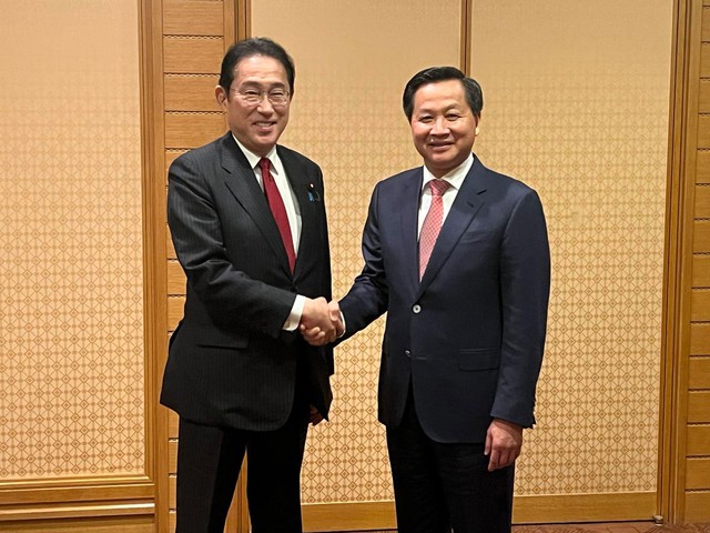 Tại cuộc gặp với Thủ tướng Nhật Bản Kishida Fumio ngày 24-5, Phó Thủ tướng Lê Minh Khái nhấn mạnh Việt Nam luôn coi Nhật Bản là đối tác quan trọng hàng đầu và lâu dài Ảnh: BỘ NGOẠI GIAO