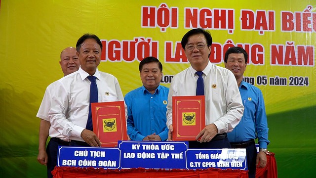 Đại diện Ban Giám đốc và Công đoàn Công ty CP Phân bón Bình Điền ký kết thỏa ước lao động tập thể Ảnh: THANH LONG