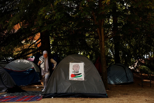 Sinh viên ủng hộ Palestine dựng lều trại tại Trường ĐH Complutense Madrid (Tây Ban Nha) hôm 22-5 Ảnh: REUTERS