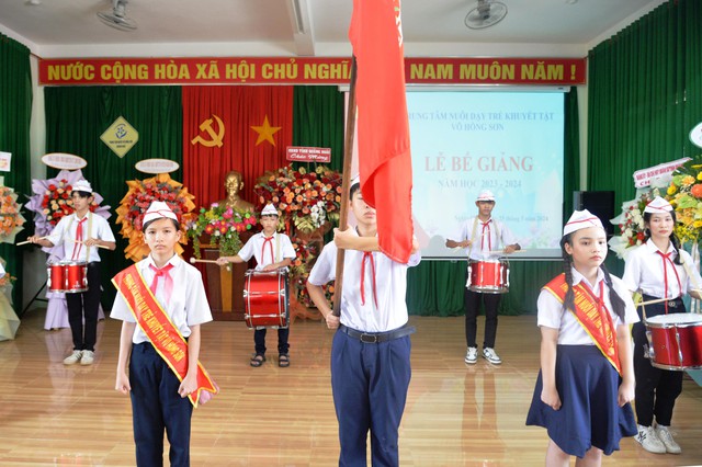 Báo Người Lao Động trao 100 triệu đồng hỗ trợ Trung tâm Nuôi dạy trẻ khuyết tật Võ Hồng Sơn- Ảnh 1.