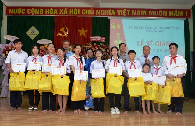 Báo Người Lao Động trao 100 triệu đồng hỗ trợ Trung tâm Nuôi dạy trẻ khuyết tật Võ Hồng Sơn- Ảnh 2.