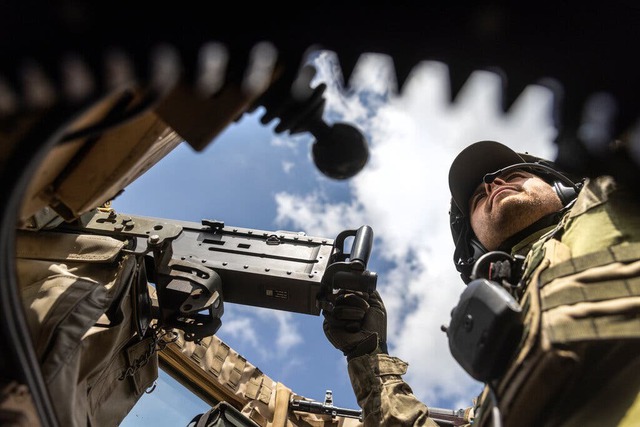 Binh sĩ Ukraine vận hành súng máy hạng nặng trên tháp pháo của xe bọc thép do Mỹ sản xuất. Ảnh: New York Times