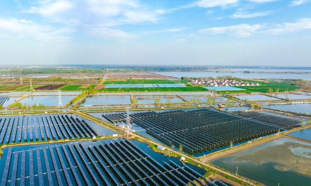 Pin mặt trời được lắp trên một trang trại nuôi cá công nghiệp  ở huyện Đông Hải, tỉnh Giang Tô - Trung Quốc Ảnh: CNS
