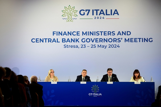 Bộ trưởng Kinh tế và Tài chính Ý Giancarlo Giorgetti (thứ 2 từ phải sang) tại cuộc họp báo hôm 25-5, ngày cuối cùng của Hội nghị Bộ trưởng tài chính và thống đốc ngân hàng trung ương G7Ảnh: Reuters