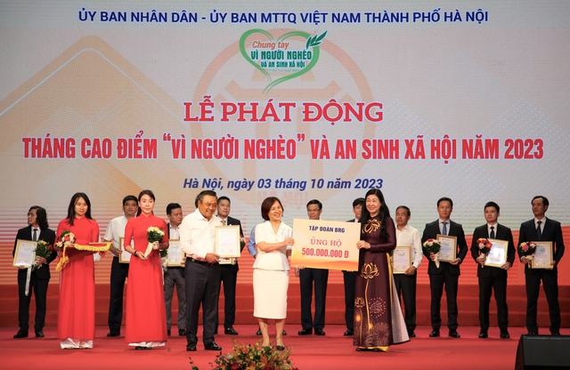 Tập đoàn BRG và SeABank ủng hộ 1 tỉ đồng cho "Quỹ Vì người nghèo" của Hà Nội- Ảnh 1.