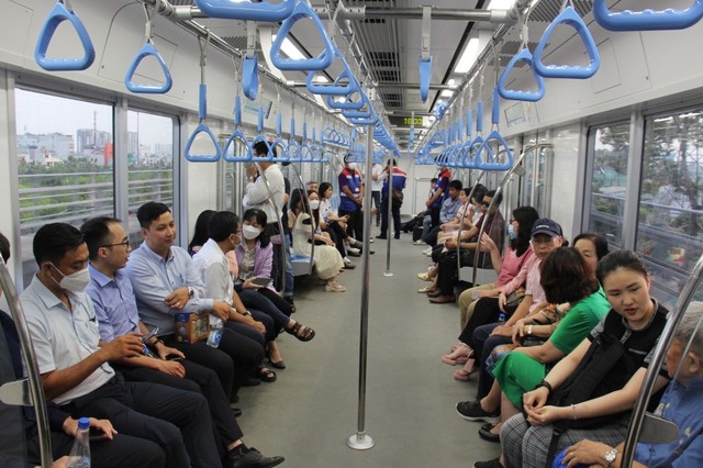 Hành khách đi thử metro số 1