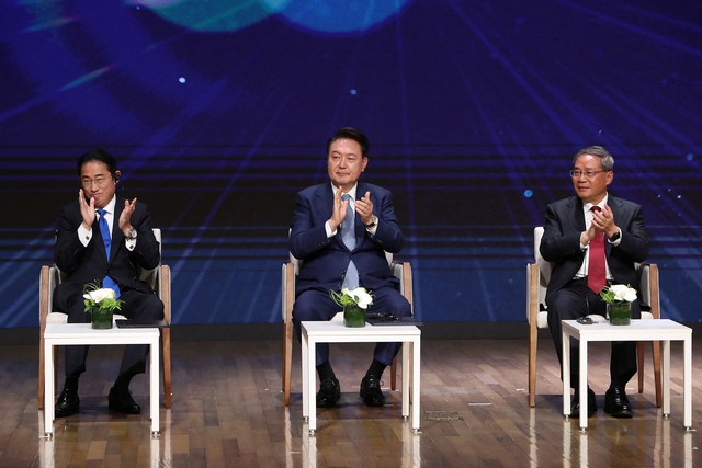 Từ trái qua: Thủ tướng Nhật Bản Kishida Fumio, Tổng thống Hàn Quốc Yoon Suk-yeol và Thủ tướng Trung Quốc Lý Cường tại một sự kiện ở thủ đô Seoul hôm 27-5Ảnh: Reuters Từ trái qua: Thủ tướng Nhật Bản Kishida Fumio, Tổng thống Hàn Quốc Yoon Suk-yeol và Thủ tướng Trung Quốc Lý Cường tại một sự kiện ở thủ đô Seoul hôm 27-5Ảnh: Reuters