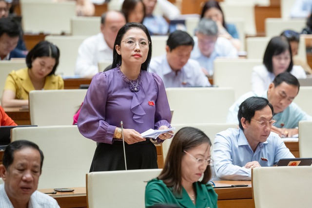 Đại biểu Trần Khánh Thu (đoàn Thái Bình) cho rằng luật chỉ nên ban hành khi bảo đảm an sinh xã hội cho người dân, quyền lợi của người lao động trên cơ sở nguyên tắc đóng - hưởngẢnh: LÂM HIỂN
