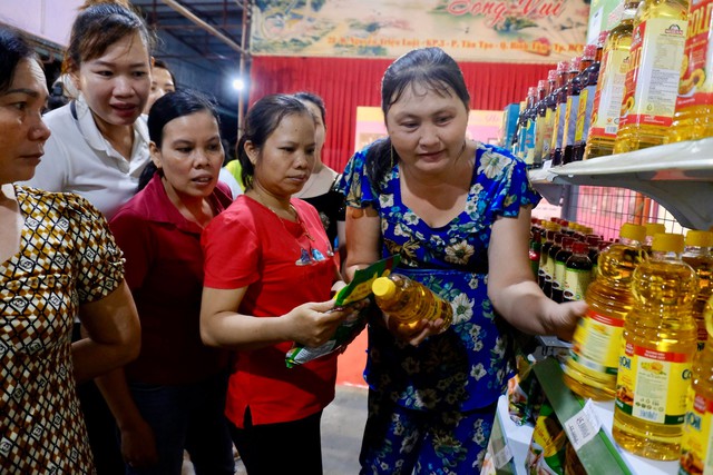 Công nhân ở trọ mua sắm tại điểm phúc lợi đoàn viên do LĐLĐ quận Bình Tân, TP HCM tổ chức tại khu nhà trọ Thạch Thành Ảnh: HUỲNH NHƯ