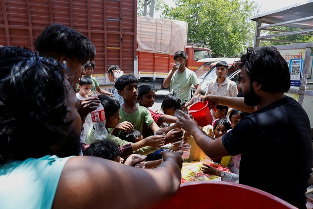 Người dân uống nước giải nhiệt trong ngày hè nóng bức ở thủ đô New Delhi - Ấn Độ hôm 29-5 Ảnh: REUTERS