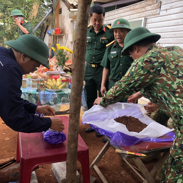 Đào móng làm nhà, phát hiện dấu hiệu của hài cốt liệt sĩ - Ảnh 1.