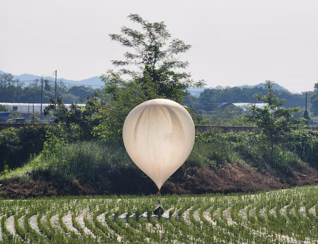 Hàn Quốc tố Triều Tiên thả hàng loạt khinh khí cầu mang rác qua biên giới- Ảnh 1.