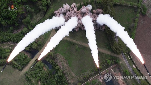 Triều Tiên ngày 23-4 tuyên bố nhà lãnh đạo Kim Jong-un chỉ đạo tập trận mô phỏng đáp trả tấn công hạt nhân đầu tiên, sử dụng nhiều bệ phóng tên lửa 