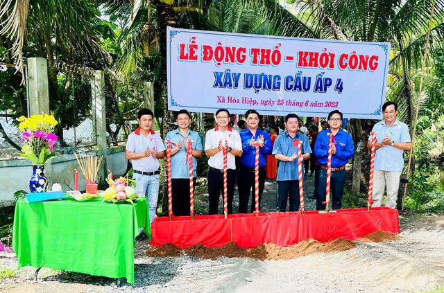 Anh Nguyễn Thanh Tuấn (thứ 3 từ trái sang) trong lễ động thổ xây cầu ấp 4, huyện Tam Bình, tỉnh Vĩnh Long