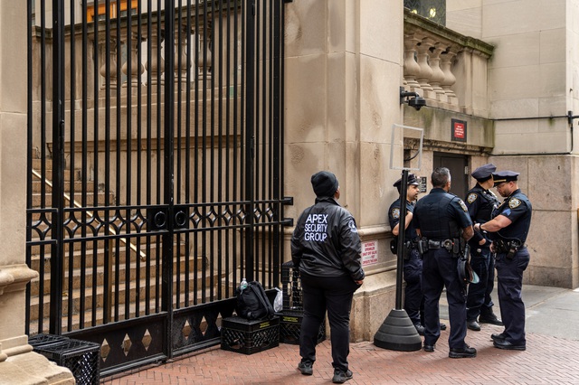 Cảnh sát và nhân viên an ninh tư nhân đứng gác tại cổng ĐH Columbia ở TP New York - Mỹ hôm 2-5 theo sau các cuộc biểu tình liên quan khủng hoảng GazaẢnh: Reuters
