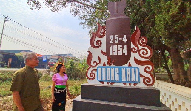 Tấm bia tưởng niệm ngày diễn ra vụ thảm sát tại khu trại tập trung Noong Nhai, xã Thanh Xương, huyện Điện Biên, tỉnh Điện Biên. Ảnh: VĂN DUẨN