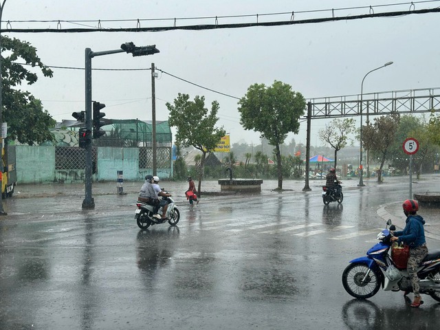 TP HCM: Hình ảnh người dân đón "mưa vàng" chiều 3-5- Ảnh 2.