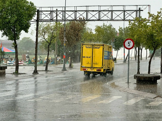 TP HCM: Hình ảnh người dân đón "mưa vàng" chiều 3-5- Ảnh 4.