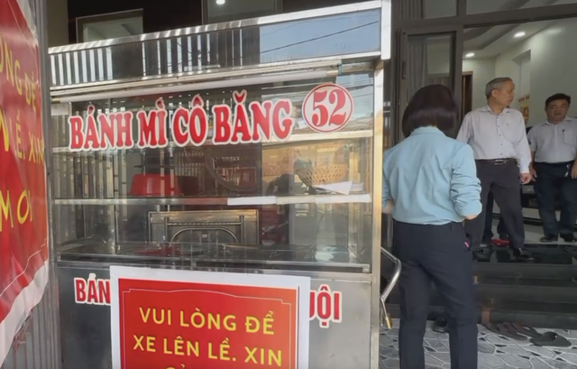 Vụ gần 500 người ngộ độc bánh mì: Công an truy vết nguồn gốc thực phẩm- Ảnh 2.