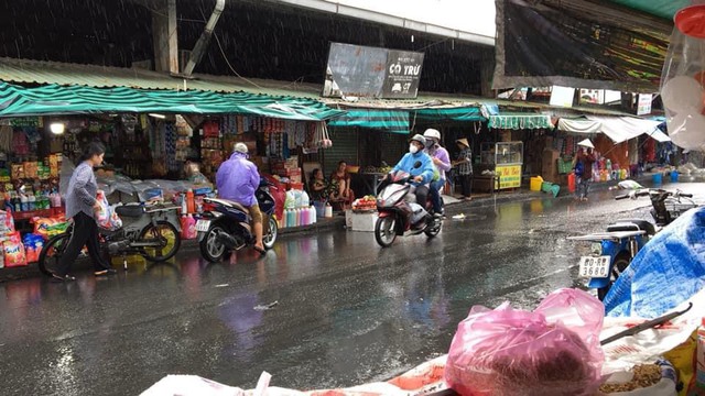 TP HCM: Hình ảnh người dân đón "mưa vàng" chiều 3-5- Ảnh 1.