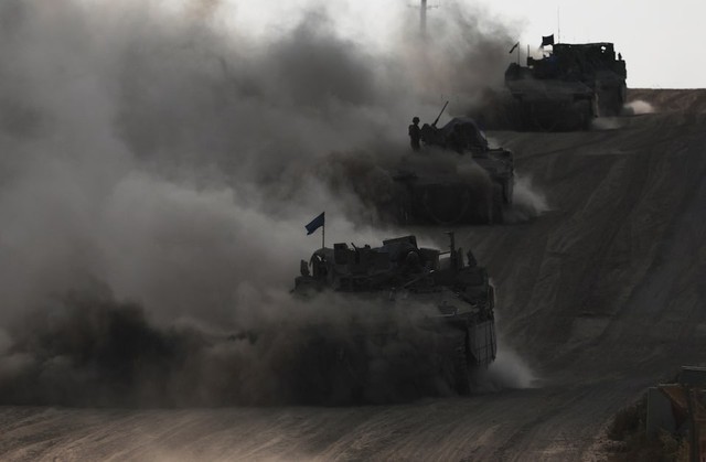 Xe bọc thép của Israel hoạt động gần biên giới Israel với Gaza ở miền Nam Israel hôm 29-5. Ảnh: Reuters