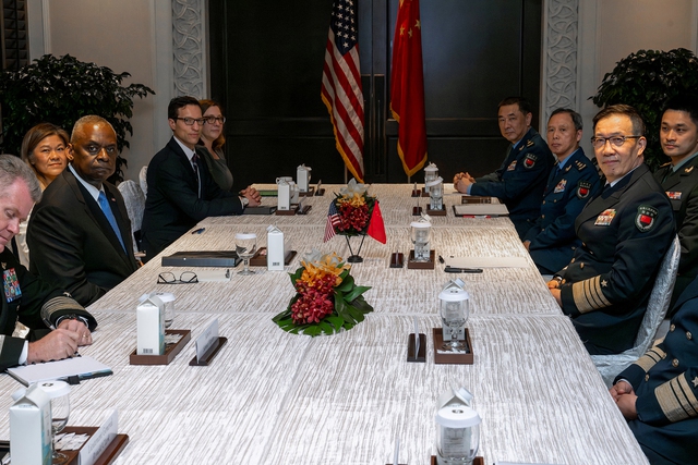 Bộ trưởng Quốc phòng Mỹ Lloyd Austin và người đồng cấp Trung Quốc Đổng Quân gặp nhau bên lề Đối thoại Shangri-La ở Singapore hôm 31-5Ảnh: Reuters