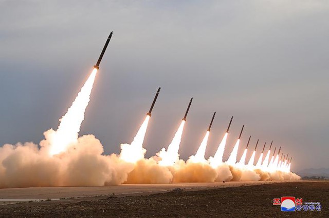 Triều Tiên phóng loạt tên lửa bất thường, cảnh báo tấn công phủ đầu- Ảnh 1.