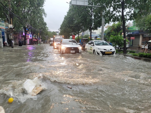CLIP: Nước cuồn cuộn chảy trên đường phố ở Đồng Nai sau mưa lớn- Ảnh 1.