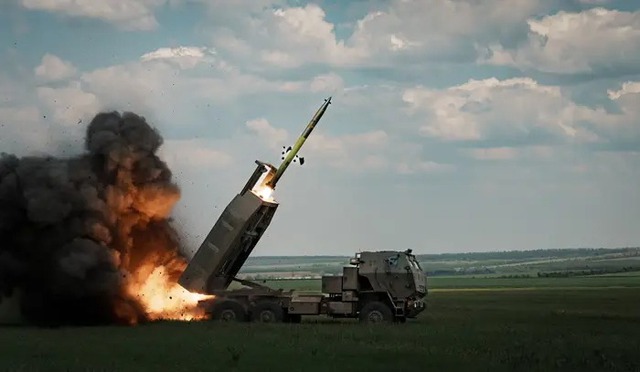 Ukraine khai hỏa hệ thống HIMARS được Mỹ cung cấp. Ảnh: Reuters