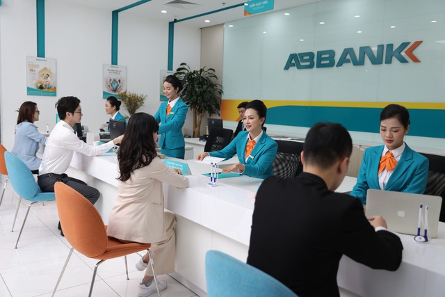Từ những tháng đầu năm 2024, ABBANK đã triển khai hàng loạt chương trình ưu đãi từ hỗ trợ lãi suất cho đến các gói phí thể hiện sự sát cánh đồng hành với cộng đồng doanh nghiệp SME